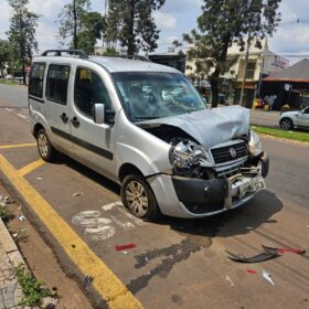 Carro desgovernado provoca acidente grave na Avenida Mandacaru em Maringá Foto 2 Fotos de Carro desgovernado provoca acidente grave na Avenida Mandacaru em Maringá