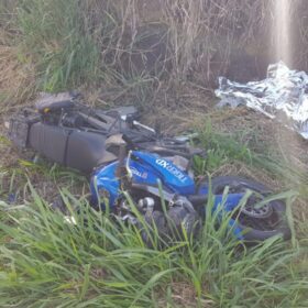 Fotos de Homem com moto com placa de Maringá morre após grave acidente na BR-376; caminhoneiro fugiu
