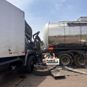 Motorista de caminhão fica preso às ferragens após acidente entre Marialva e Sarandi; veja o vídeo Foto 1 Fotos de Motorista de caminhão fica preso às ferragens após acidente entre Marialva e Sarandi; veja o vídeo