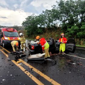 Motorista morre após colisão frontal entre caminhão e Saveiro com placa de Maringá Foto 5 Fotos de Motorista morre após colisão frontal entre caminhão e Saveiro com placa de Maringá