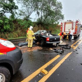 Motorista morre após colisão frontal entre caminhão e Saveiro com placa de Maringá Foto 4 Fotos de Motorista morre após colisão frontal entre caminhão e Saveiro com placa de Maringá
