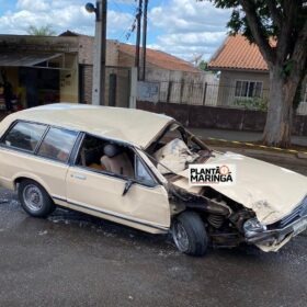 Motorista perde controle de veículo e capota em Maringá; veja o vídeo Foto 2 Fotos de Motorista perde controle de veículo e capota em Maringá; veja o vídeo