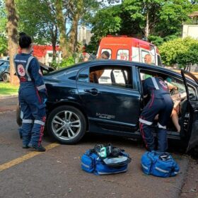 Três pessoas sofrem ferimentos graves após carro bater em árvore em Maringá Foto 2 Fotos de Três pessoas sofrem ferimentos graves após carro bater em árvore em Maringá