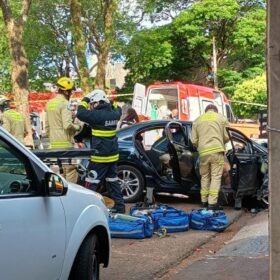 Três pessoas sofrem ferimentos graves após carro bater em árvore em Maringá Foto 3 Fotos de Três pessoas sofrem ferimentos graves após carro bater em árvore em Maringá