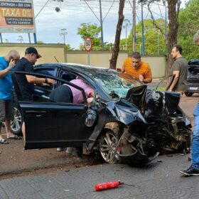 Três pessoas sofrem ferimentos graves após carro bater em árvore em Maringá Foto 1 Fotos de Três pessoas sofrem ferimentos graves após carro bater em árvore em Maringá