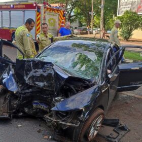Três pessoas sofrem ferimentos graves após carro bater em árvore em Maringá Foto 4 Fotos de Três pessoas sofrem ferimentos graves após carro bater em árvore em Maringá