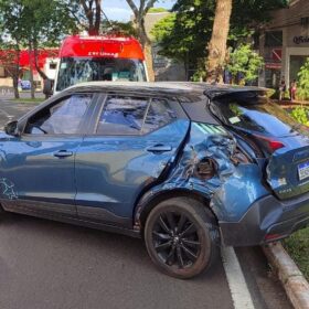 Três pessoas sofrem ferimentos graves após carro bater em árvore em Maringá Foto 6 Fotos de Três pessoas sofrem ferimentos graves após carro bater em árvore em Maringá