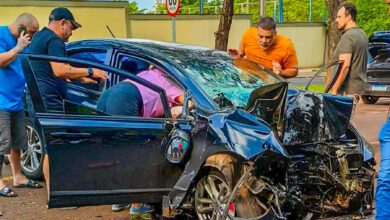 Fotos de Três pessoas sofrem ferimentos graves após carro bater em árvore em Maringá