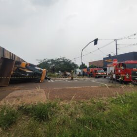 Acidente envolvendo locomotiva e retroescavadeira deixa trabalhador ferido em Mandaguari Foto 4 Fotos de Acidente envolvendo locomotiva e retroescavadeira deixa trabalhador ferido em Mandaguari
