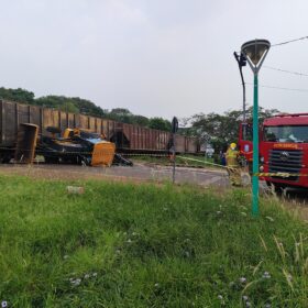 Acidente envolvendo locomotiva e retroescavadeira deixa trabalhador ferido em Mandaguari Foto 3 Fotos de Acidente envolvendo locomotiva e retroescavadeira deixa trabalhador ferido em Mandaguari