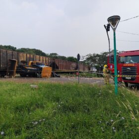 Acidente envolvendo locomotiva e retroescavadeira deixa trabalhador ferido em Mandaguari Foto 2 Fotos de Acidente envolvendo locomotiva e retroescavadeira deixa trabalhador ferido em Mandaguari