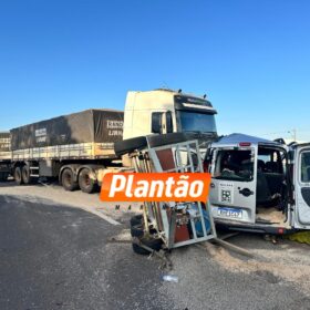 Acidente entre carreta e veículo deixa seis trabalhadores feridos em Maringá Foto 2 Fotos de Acidente entre carreta e veículo deixa seis trabalhadores feridos em Maringá