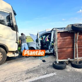 Acidente entre carreta e veículo deixa seis trabalhadores feridos em Maringá Foto 4 Fotos de Acidente entre carreta e veículo deixa seis trabalhadores feridos em Maringá
