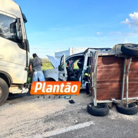 Acidente entre carreta e veículo deixa seis trabalhadores feridos em Maringá Foto 5 Fotos de Acidente entre carreta e veículo deixa seis trabalhadores feridos em Maringá