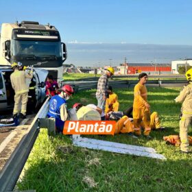 Acidente entre carreta e veículo deixa seis trabalhadores feridos em Maringá Foto 7 Fotos de Acidente entre carreta e veículo deixa seis trabalhadores feridos em Maringá
