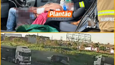 Fotos de Câmera de segurança registra carro capotando após acidente com carreta em Sarandi
