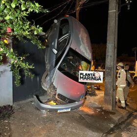 Carro fica 'em pé' após acidente de trânsito em Sarandi Foto 3 Fotos de Carro fica 'em pé' após acidente de trânsito em Sarandi