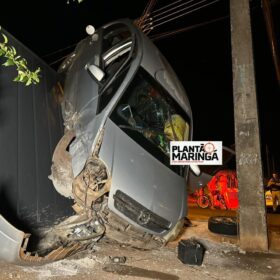 Carro fica 'em pé' após acidente de trânsito em Sarandi Foto 4 Fotos de Carro fica 'em pé' após acidente de trânsito em Sarandi