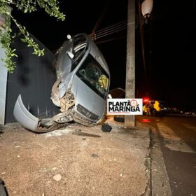Carro fica 'em pé' após acidente de trânsito em Sarandi Foto 5 Fotos de Carro fica 'em pé' após acidente de trânsito em Sarandi