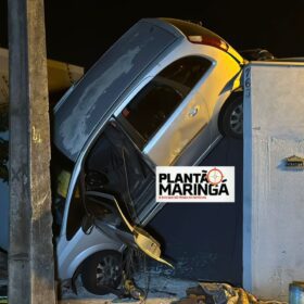 Carro fica 'em pé' após acidente de trânsito em Sarandi Foto 6 Fotos de Carro fica 'em pé' após acidente de trânsito em Sarandi