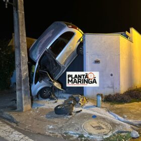 Carro fica 'em pé' após acidente de trânsito em Sarandi Foto 7 Fotos de Carro fica 'em pé' após acidente de trânsito em Sarandi