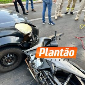 Fotos de Câmera registra motociclista batendo em carro e caindo embaixo de carreta em Maringá