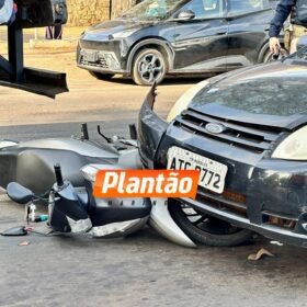 Fotos de Câmera registra motociclista batendo em carro e caindo embaixo de carreta em Maringá