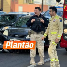 Fotos de Câmera registra motociclista batendo em carro e caindo embaixo de carreta em Maringá