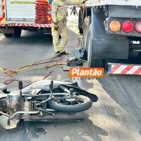 Fotos de Câmera registra motociclista batendo em carro e caindo embaixo de carreta em Maringá