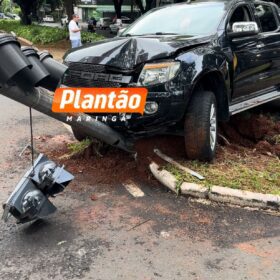 Fotos de Motorista derruba semáforo e causa transtornos no trânsito em Maringá