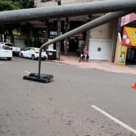 Fotos de Motorista derruba semáforo e causa transtornos no trânsito em Maringá