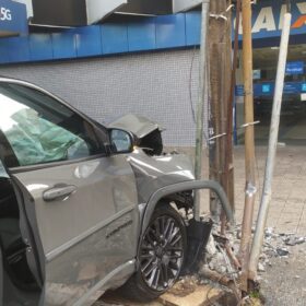 Táxi fura sinal vermelho e bate em SUV no centro de Maringá; VÍDEO Foto 2 Fotos de Táxi fura sinal vermelho e bate em SUV no centro de Maringá; VÍDEO