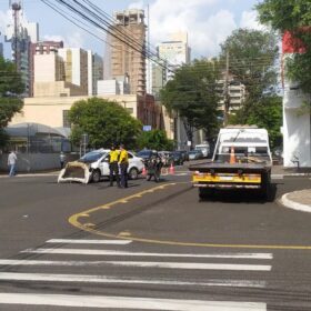Táxi fura sinal vermelho e bate em SUV no centro de Maringá; VÍDEO Foto 1 Fotos de Táxi fura sinal vermelho e bate em SUV no centro de Maringá; VÍDEO