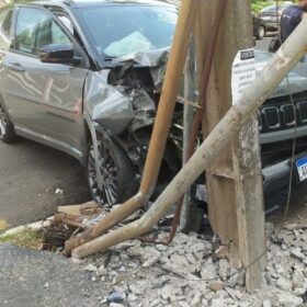Táxi fura sinal vermelho e bate em SUV no centro de Maringá; VÍDEO Foto 3 Fotos de Táxi fura sinal vermelho e bate em SUV no centro de Maringá; VÍDEO