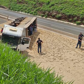 Vídeo mostra carreta tombando no Contorno Norte em Maringá Foto 1 Fotos de Vídeo mostra carreta tombando no Contorno Norte em Maringá