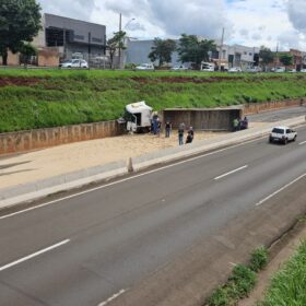 Vídeo mostra carreta tombando no Contorno Norte em Maringá Foto 2 Fotos de Vídeo mostra carreta tombando no Contorno Norte em Maringá