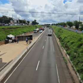 Vídeo mostra carreta tombando no Contorno Norte em Maringá Foto 3 Fotos de Vídeo mostra carreta tombando no Contorno Norte em Maringá