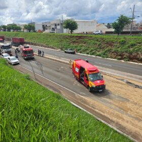 Vídeo mostra carreta tombando no Contorno Norte em Maringá Foto 4 Fotos de Vídeo mostra carreta tombando no Contorno Norte em Maringá