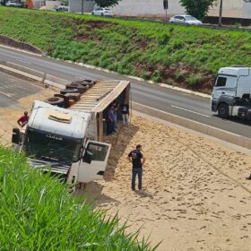 Vídeo mostra carreta tombando no Contorno Norte em Maringá Foto 5 Fotos de Vídeo mostra carreta tombando no Contorno Norte em Maringá