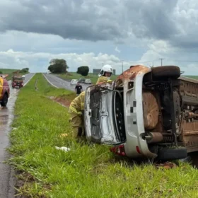 Fotos de Carro capota após aquaplanar na PR-323 entre Maringá e Doutor Camargo