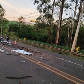 Fotos de Três pessoas morrem e duas ficam feridas em acidente na PR-444; carro foi partido ao meio