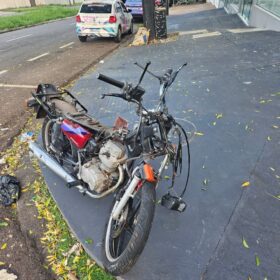 Casal em motocicleta fica ferido em acidente no Jardim Alvorada, em Maringá Foto 2 Fotos de Casal em motocicleta fica ferido em acidente no Jardim Alvorada, em Maringá