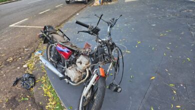Fotos de Casal em motocicleta fica ferido em acidente no Jardim Alvorada, em Maringá