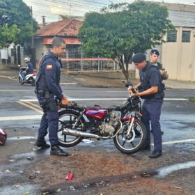 Casal em motocicleta fica ferido em acidente no Jardim Alvorada, em Maringá Foto 3 Fotos de Casal em motocicleta fica ferido em acidente no Jardim Alvorada, em Maringá