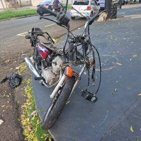 Casal em motocicleta fica ferido em acidente no Jardim Alvorada, em Maringá Foto 5 Fotos de Casal em motocicleta fica ferido em acidente no Jardim Alvorada, em Maringá