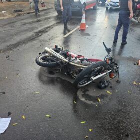 Casal em motocicleta fica ferido em acidente no Jardim Alvorada, em Maringá Foto 7 Fotos de Casal em motocicleta fica ferido em acidente no Jardim Alvorada, em Maringá