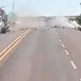 Câmera registra colisão entre carro e caminhão que deixou uma mulher morta na PR-317 Foto 4 Fotos de Câmera registra colisão entre carro e caminhão que deixou uma mulher morta na PR-317