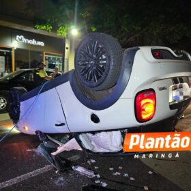 Condutora abandona veículo após capotamento na Avenida São Paulo Foto 4 Fotos de Condutora abandona veículo após capotamento na Avenida São Paulo