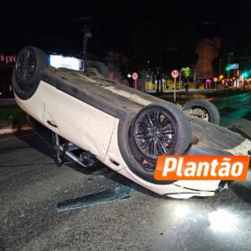 Condutora abandona veículo após capotamento na Avenida São Paulo Foto 7 Fotos de Condutora abandona veículo após capotamento na Avenida São Paulo