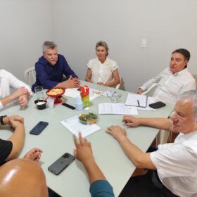 Deputados Giacobo e Delegado Jacovós anunciam 6 milhões de reais para Maringá Foto 2 Fotos de Deputados Giacobo e Delegado Jacovós anunciam 6 milhões de reais para Maringá